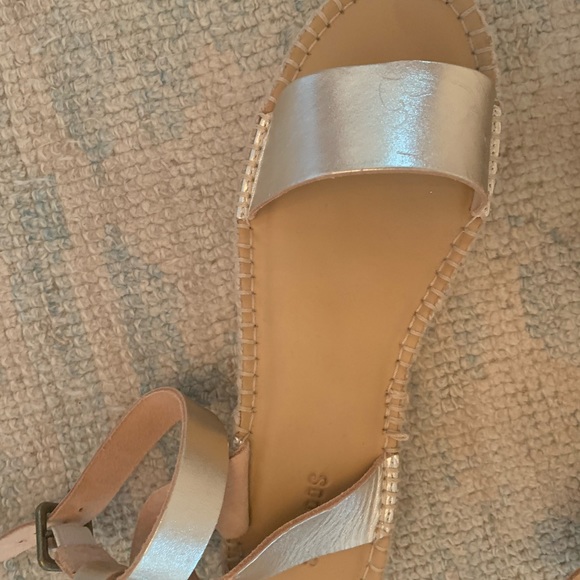 Gold saludos- worn once 1 inch platform - Picture 8 of 8